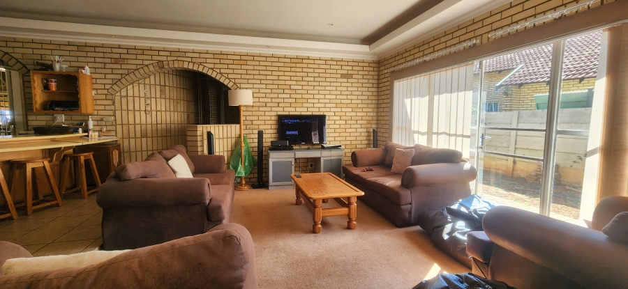 5 Bedroom Property for Sale in Kannoniers Park North West